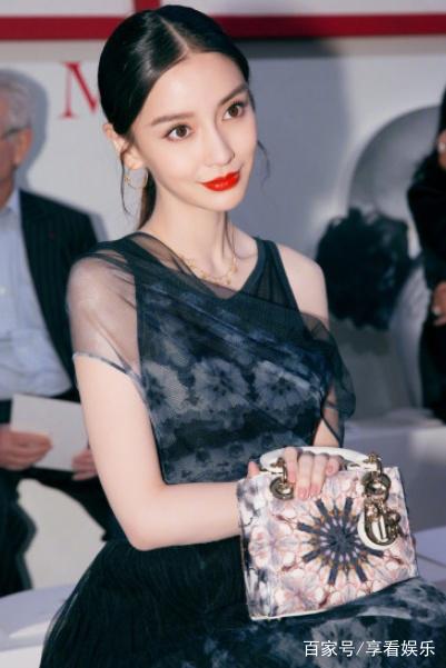 杨颖携小海绵闪耀巴黎时装周，亲子时尚的新风尚