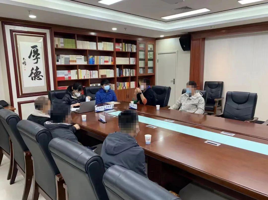 2025澳门挂牌正版挂牌跟两组免费三中三公开:亟待解决的社会问题;难道我们还要沉默、常常解释落实