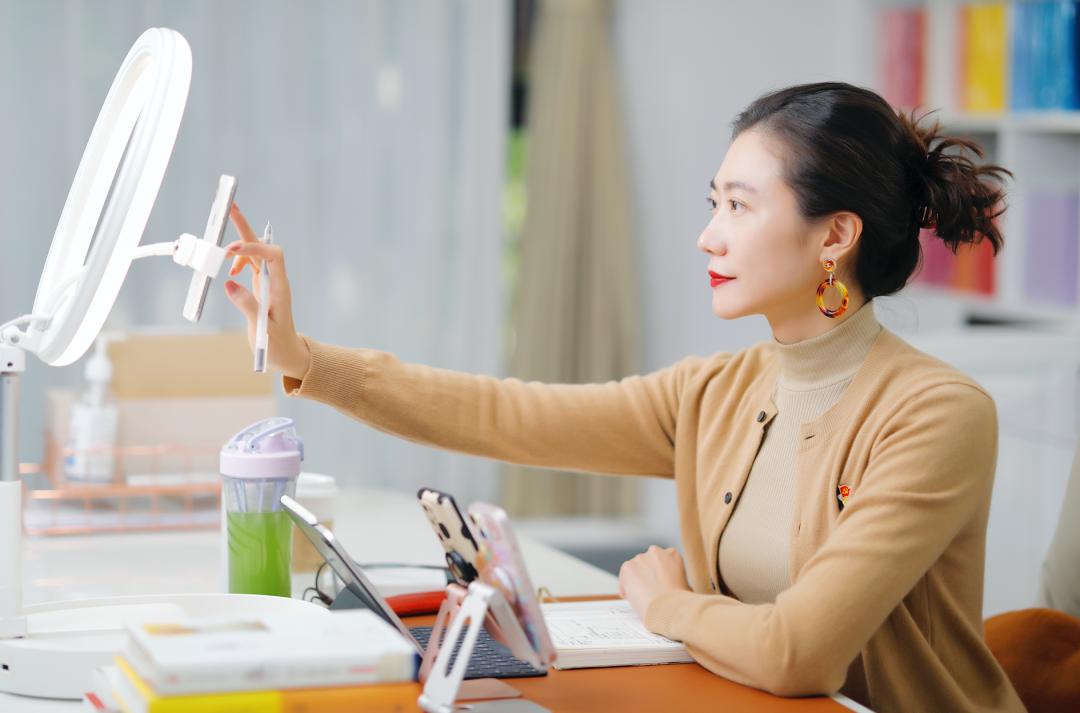 香港免费资料下载网站与600跑狗图库2025年:未来应如何化解;持续上升的风险、科学解释落实